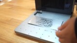 なつめさんちがレーザー彫刻機を試す様子