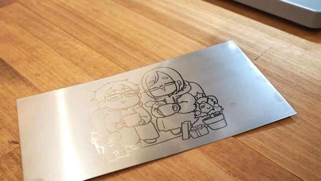 なつめさんちがレーザー彫刻機を試す様子