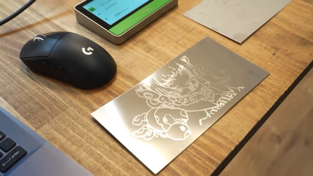 なつめさんちがレーザー彫刻機を試す様子