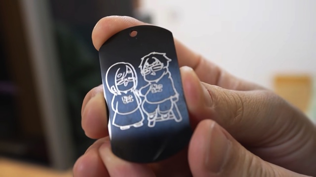 なつめさんちがレーザー彫刻機を試す様子