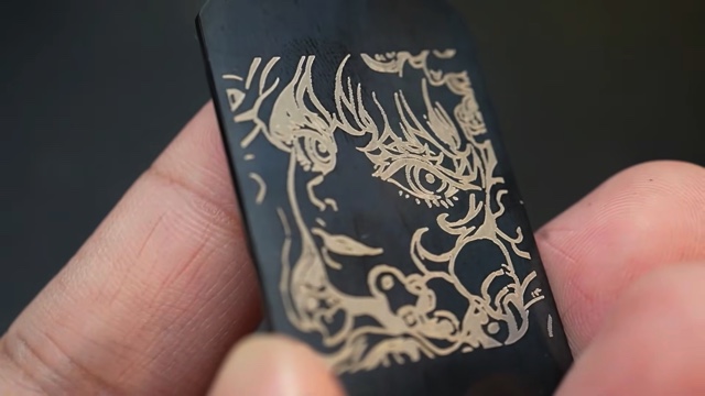 なつめさんちがレーザー彫刻機を試す様子