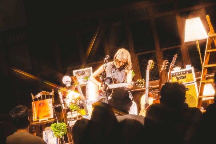 竹内アンナ、原点の音楽で鮮やかに更新する弾き語りの固定観念 ツアー『atELIER -アトリエ-』を振り返る