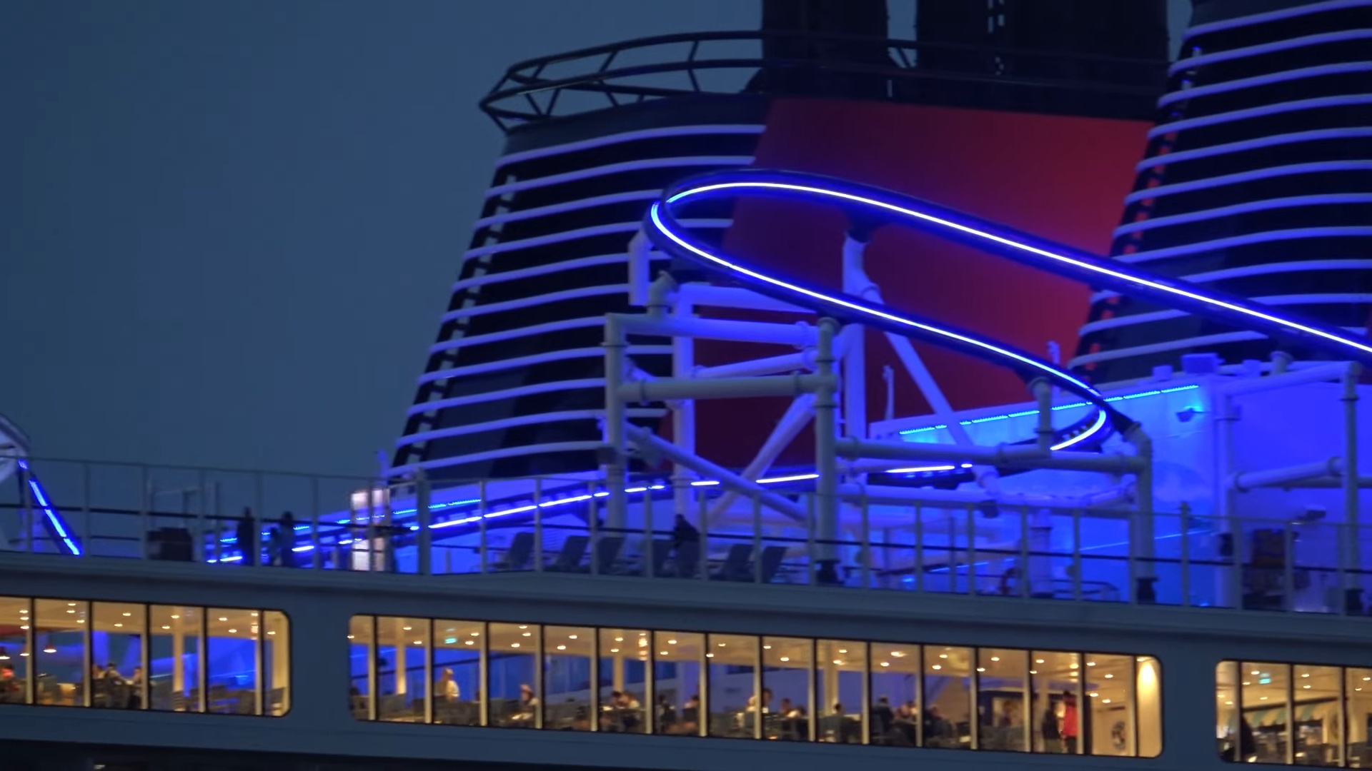 スーツ、ディズニーの巨大豪華客船を解説の画像