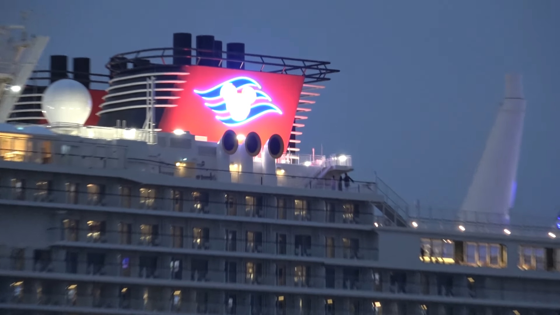 スーツ、ディズニーの巨大豪華客船を解説の画像