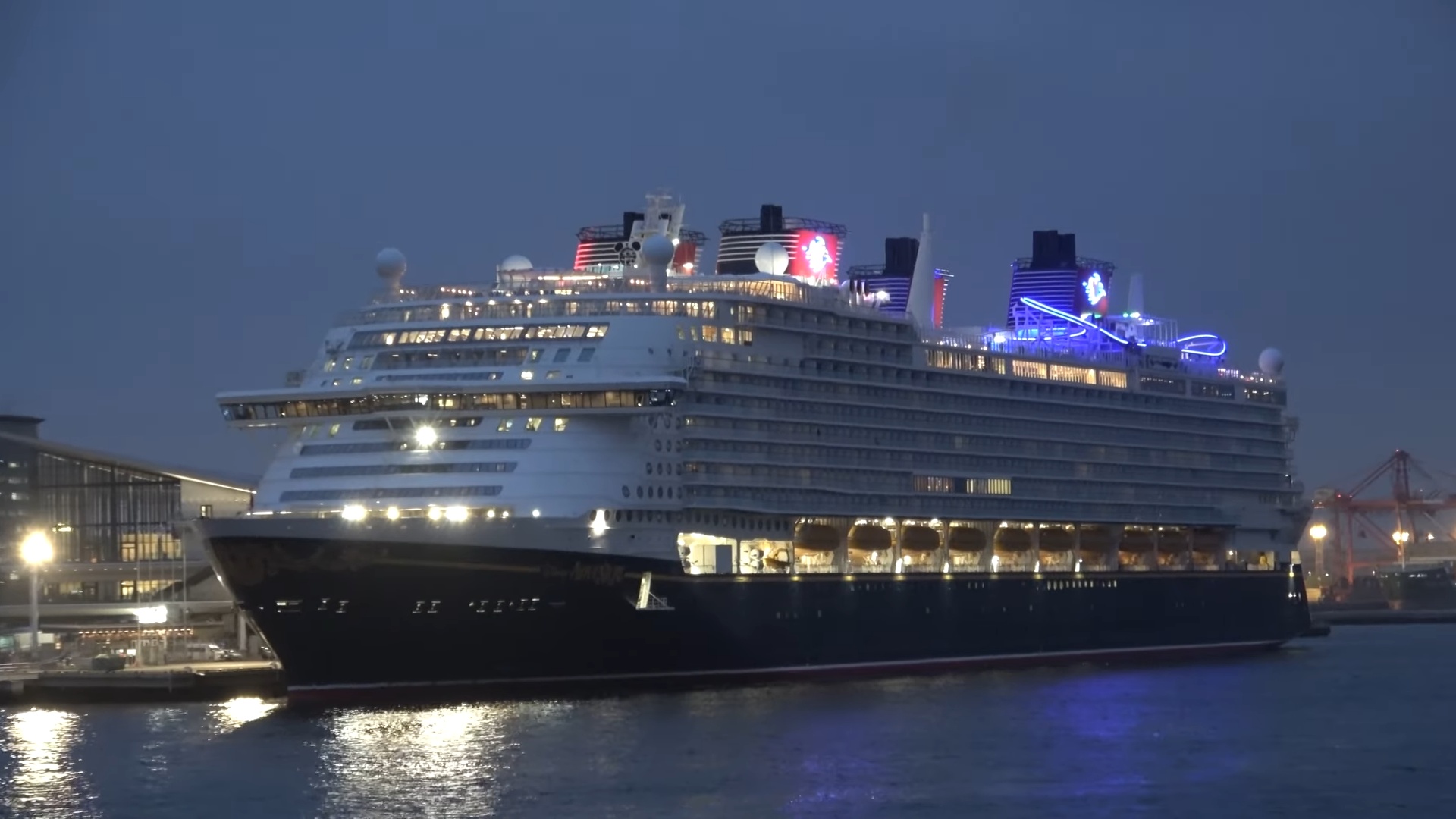 スーツ、ディズニーの巨大豪華客船を解説の画像