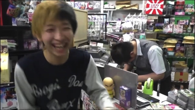 閉店する『遊楽舎』の店長とヒカル