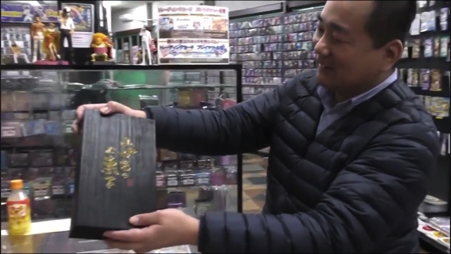 閉店する『遊楽舎』の店長とヒカル