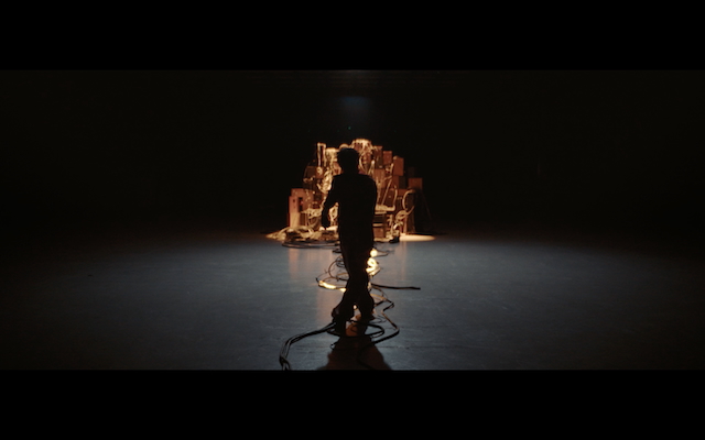 「Bassline」MVより