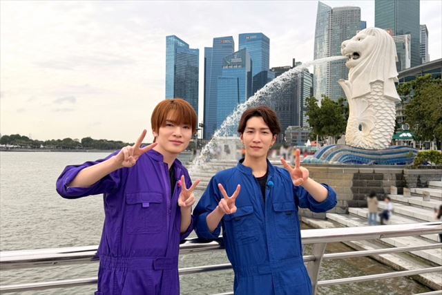 『それSnow Manにやらせて下さいSP』より　シンガポールに佇む深澤辰哉と渡辺翔太