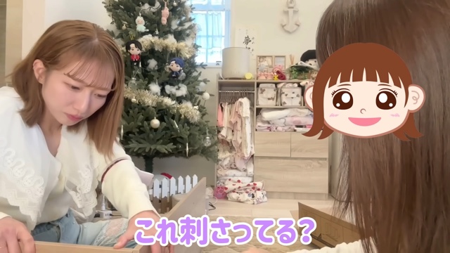 長女と家具を組み立てる辻希美