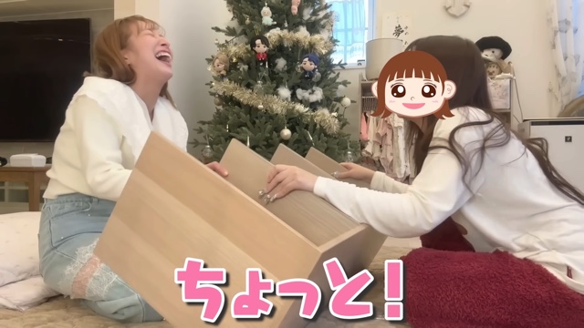 長女と家具を組み立てる辻希美