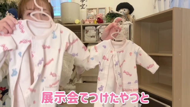 長女と家具を組み立てる辻希美