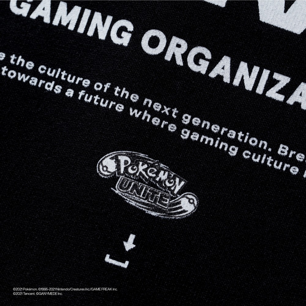 POKÉMON UNITE × ZETA DIVISION CREWNECK SWEAT Lizardon / BLACK