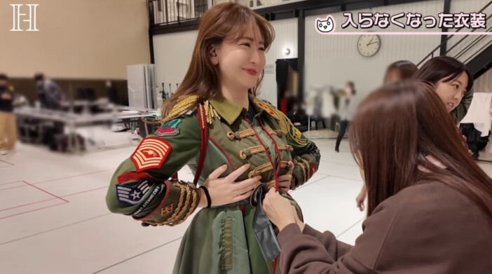 小嶋陽菜、AKB48武道館公演リハで大爆笑　衣装着用中にフロントの留め具が弾ける「こんなパツパツ入んない」