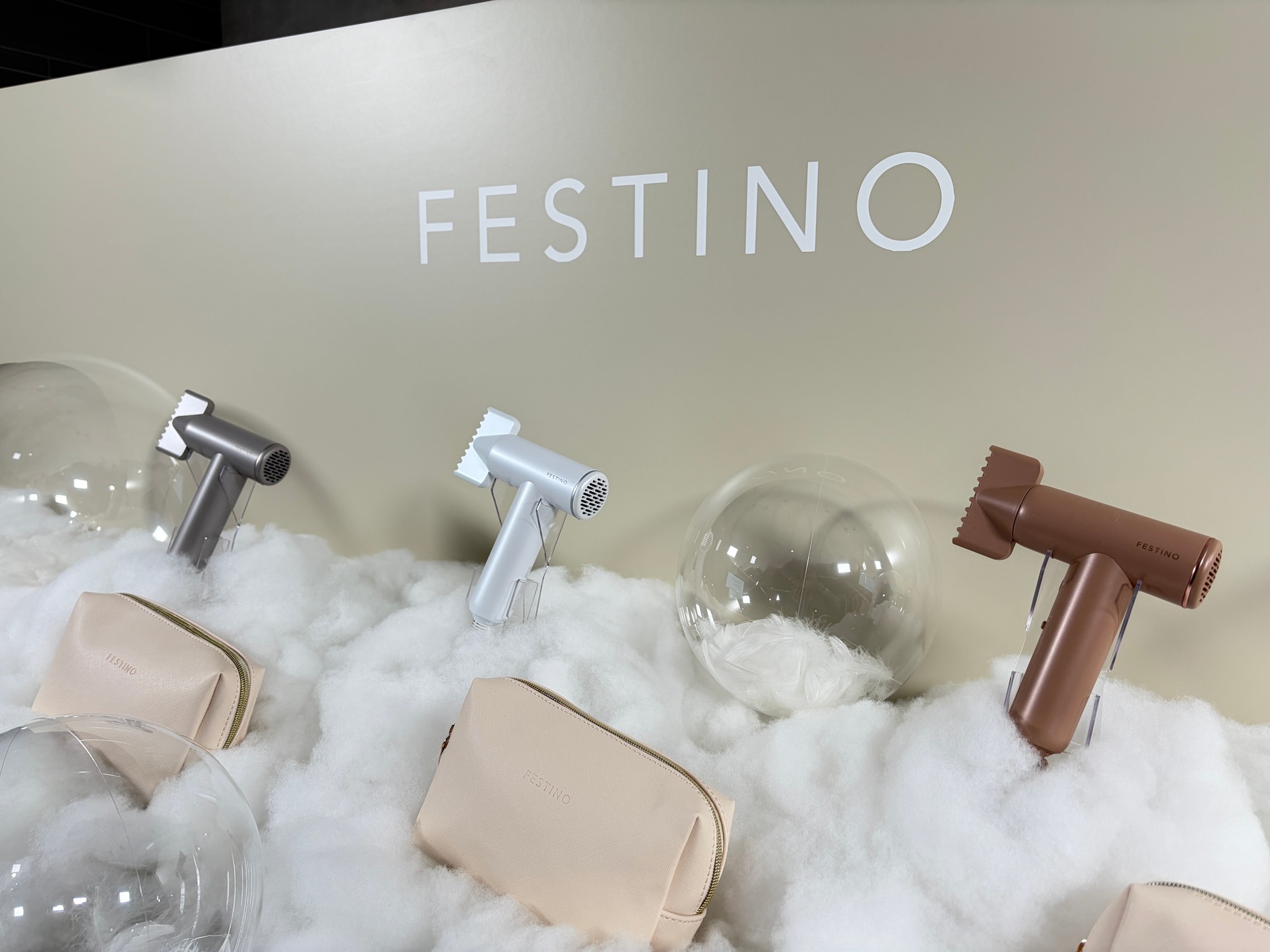 カラーはホワイト、サンドベージュ、シャイニーブラウン