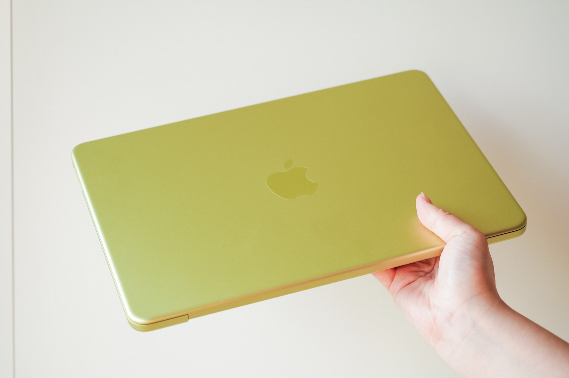 MacBook Neo　持っている様子