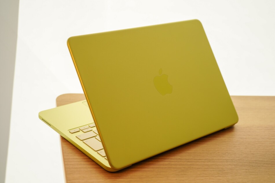 『MacBook Neo』背面パネル