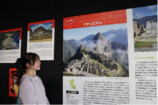 古代インカ帝国の「謎の天空都市」マチュピチュを紹介するパネル