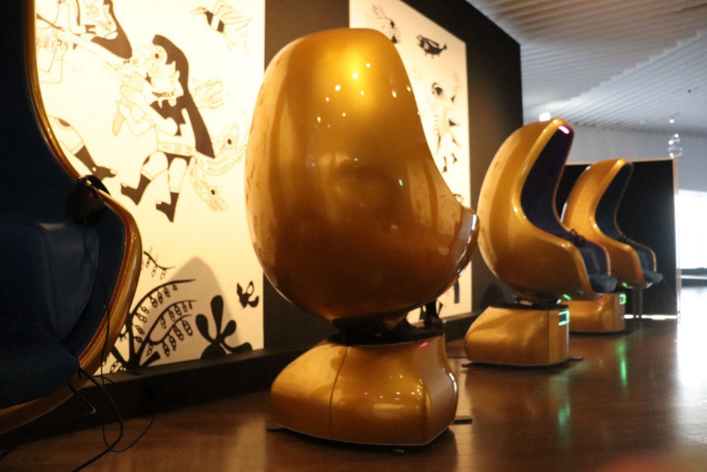 シートが回転しながら左側に傾いています