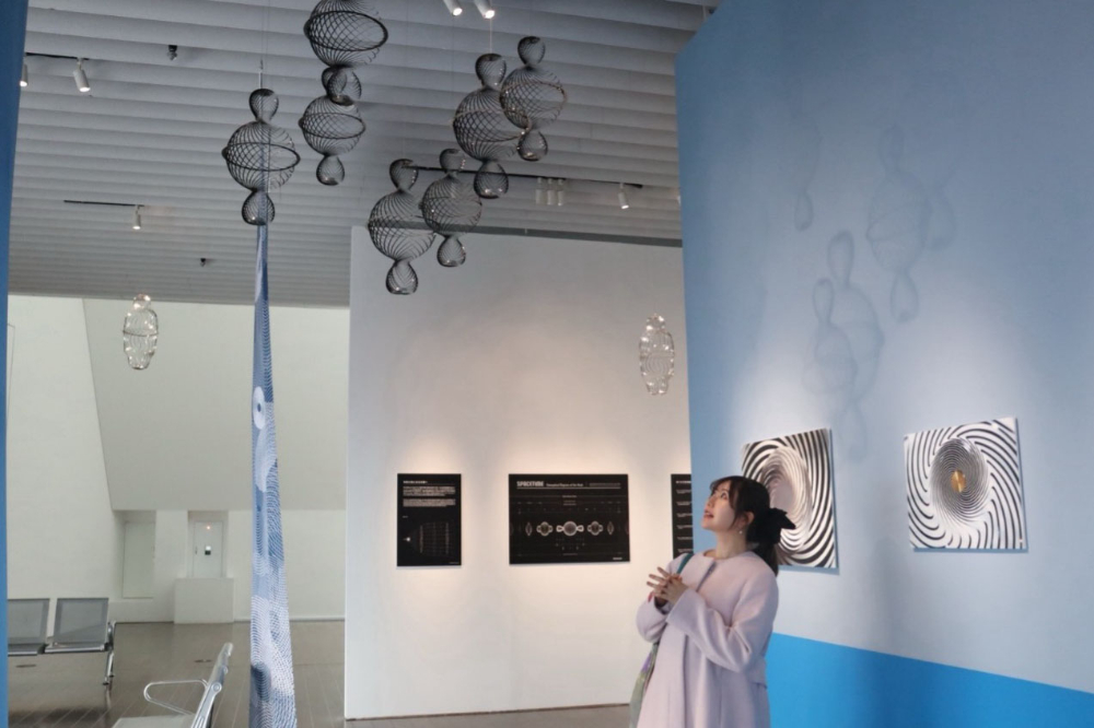 中に入っているおもりの重みによって、さまざまな形状に変化するそう