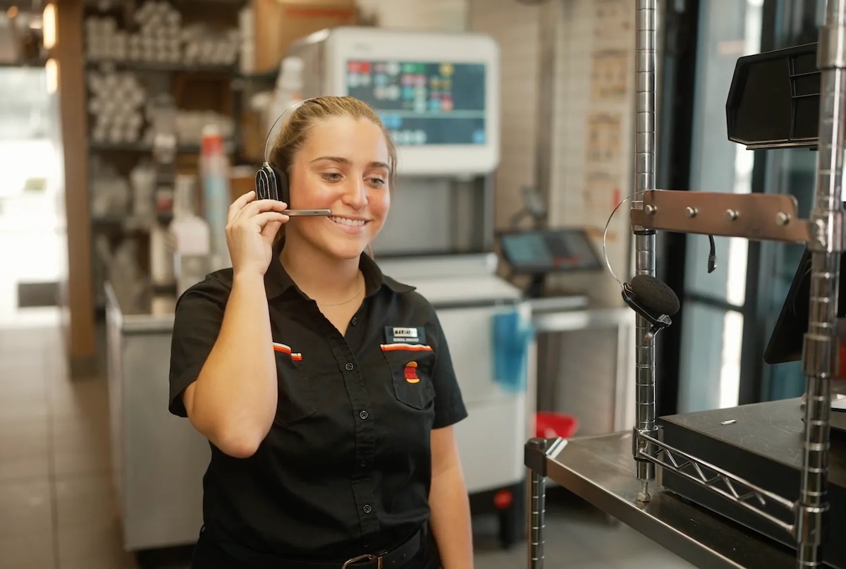 AIによる接客態度の評価と監視への懸念