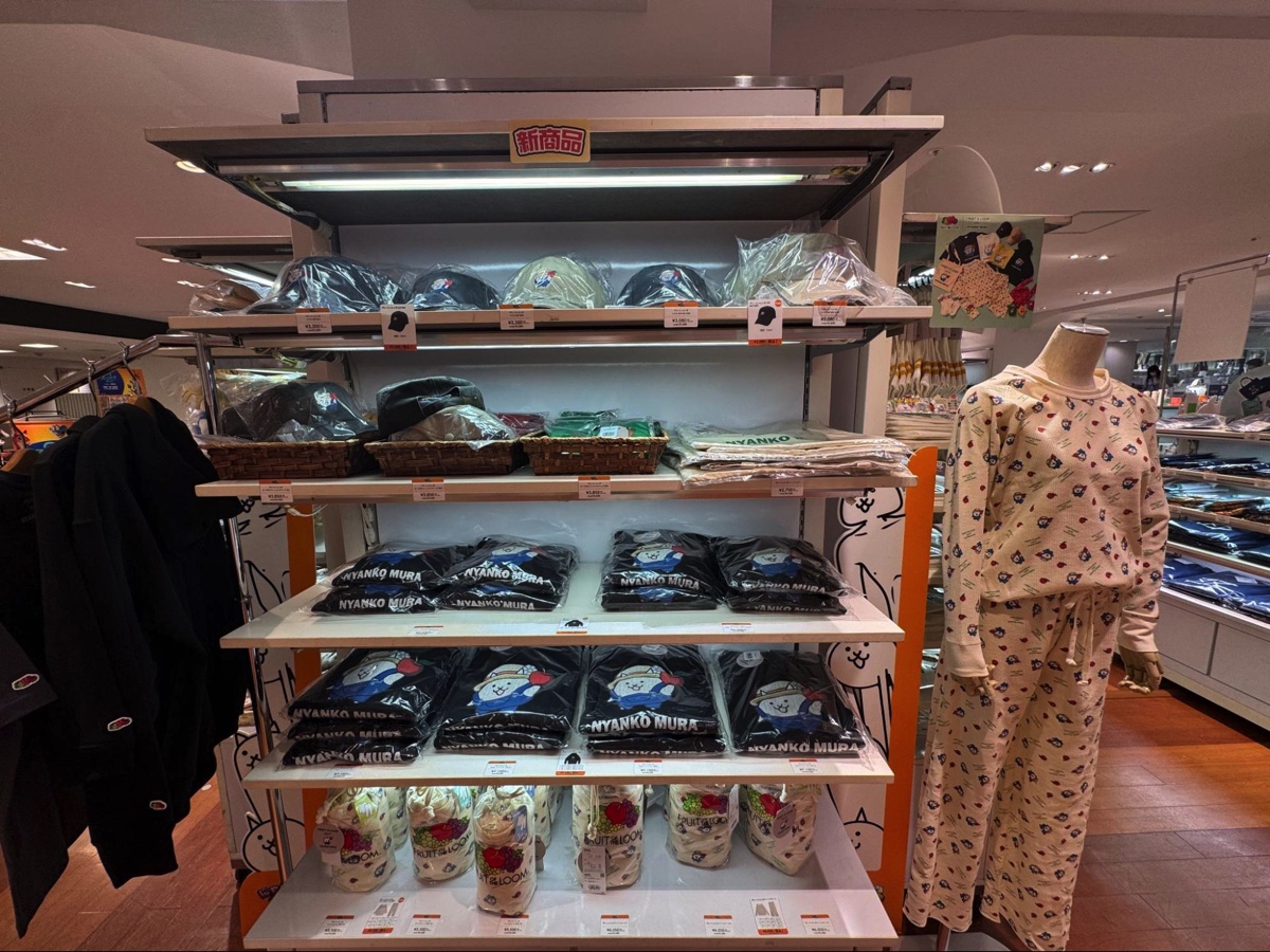 「パズルで豊作！にゃんこ村 出張直売所 in 西武渋谷店」と「にゃんこ大商店 ～出張所～」の様子