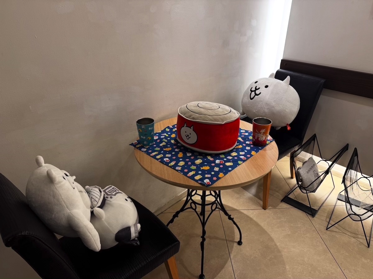 「パズルで豊作！にゃんこ村 出張直売所 in 西武渋谷店」と「にゃんこ大商店 ～出張所～」の様子