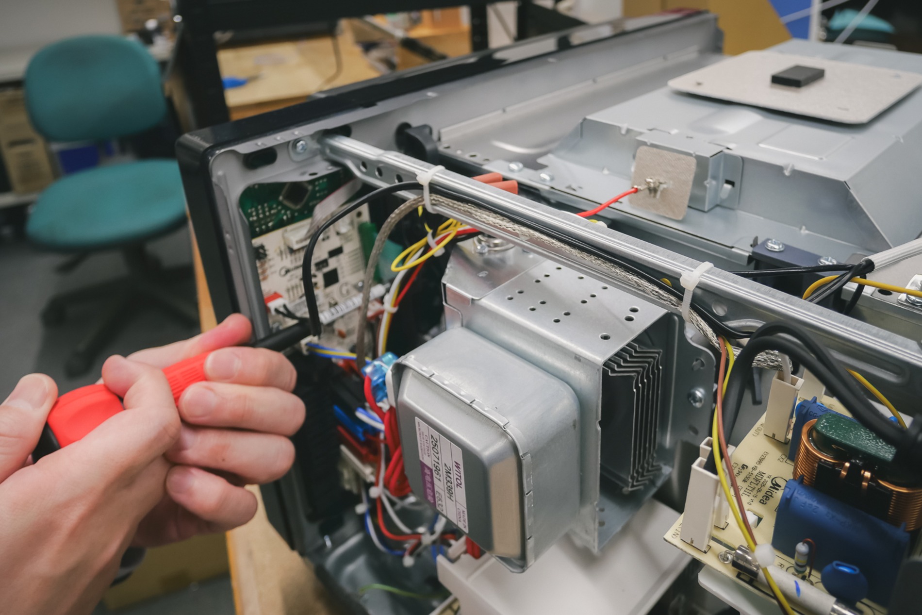 テストで行われる分解の様子