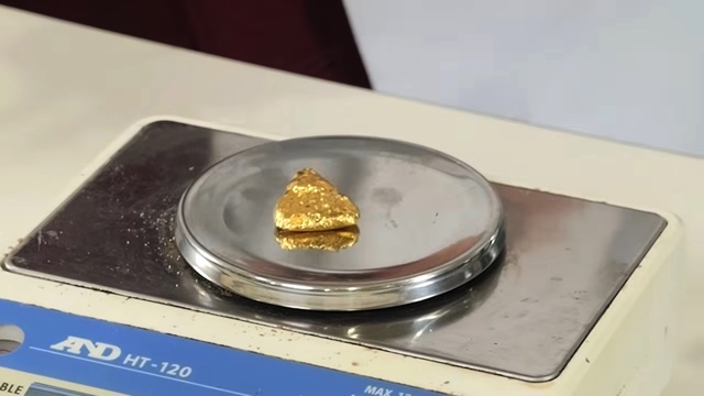 GENKI LABOが水銀に金を混ぜる様子