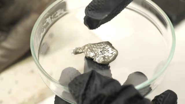 GENKI LABOが水銀に金を混ぜる様子