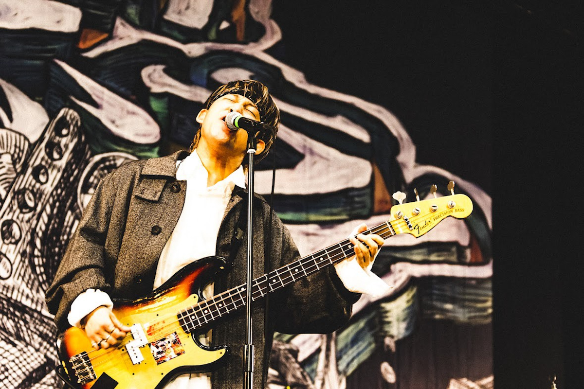 ハルカミライ ライブ写真 須藤俊（Ba）