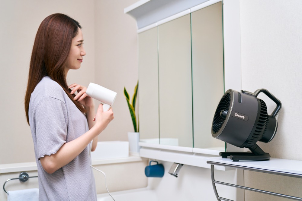 『Shark FlexBreeze HydroGo コードレスサーキュレーターファン』　使用イメージ