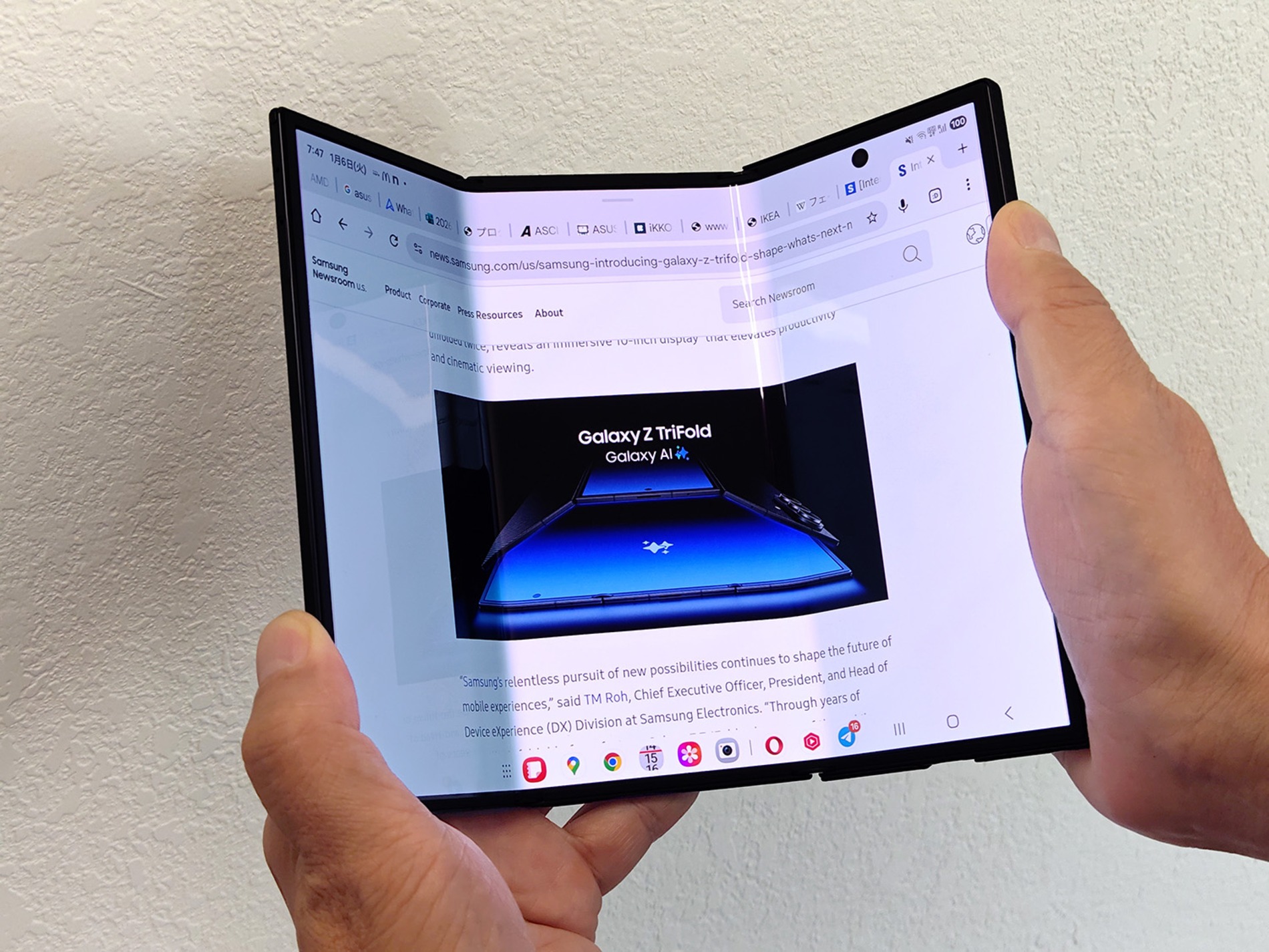 『Galaxy Z TriFold』を広げている様子