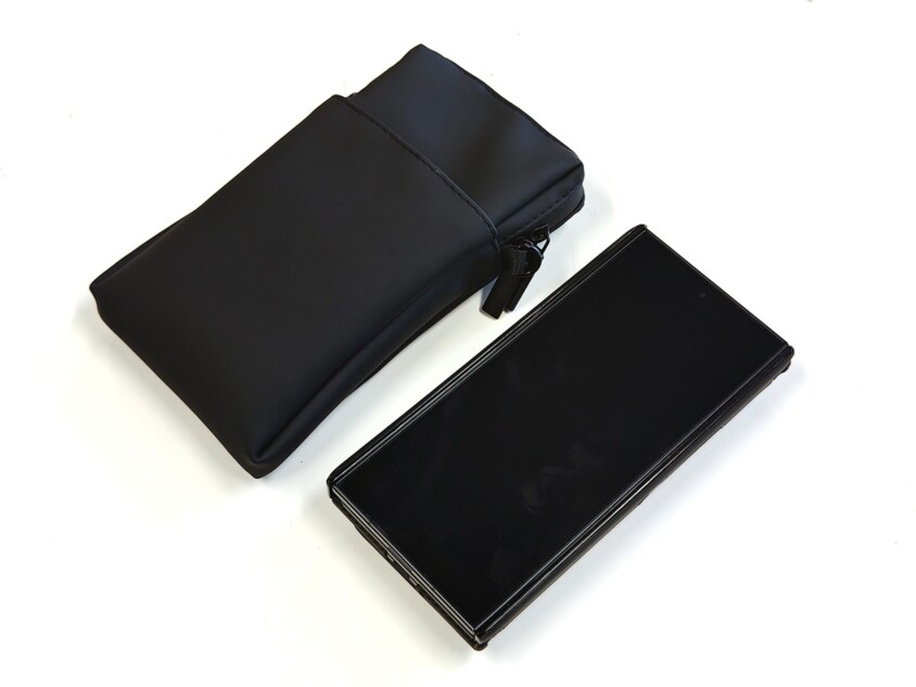ポーチに収納した『Galaxy Z TriFold』