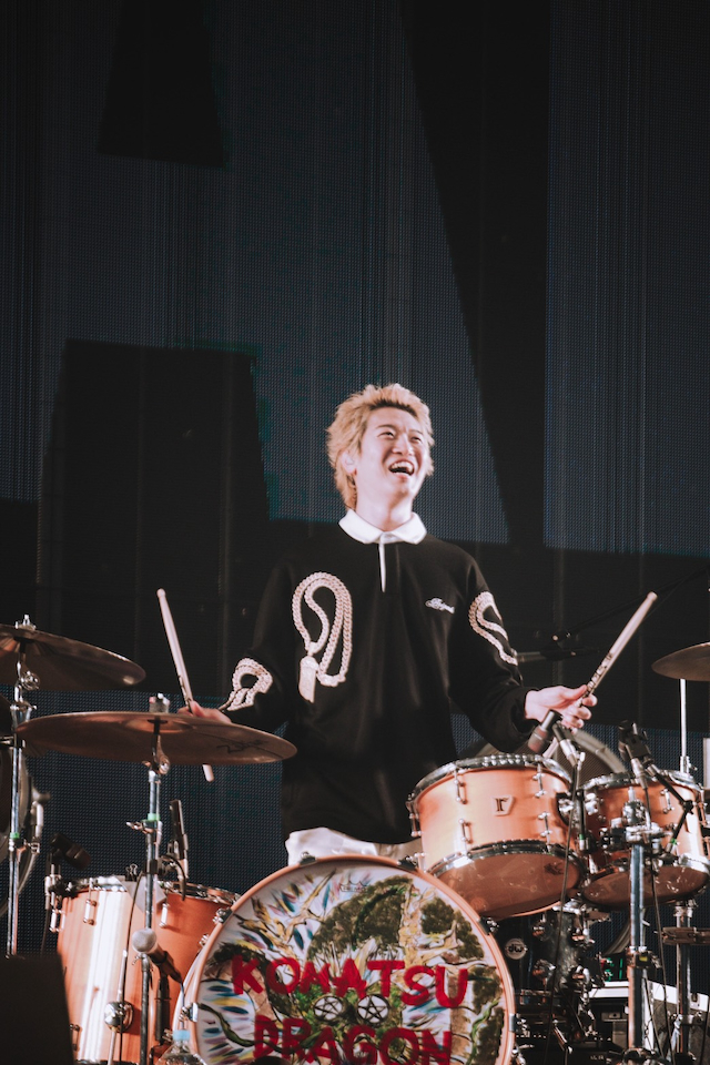 ハルカミライ ライブ写真 小松謙太（Dr）