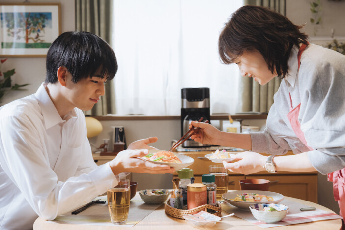 永作博美×中沢元紀の親子の微笑ましいやり取りが　『時すでにおスシ!?』第1話先行カット