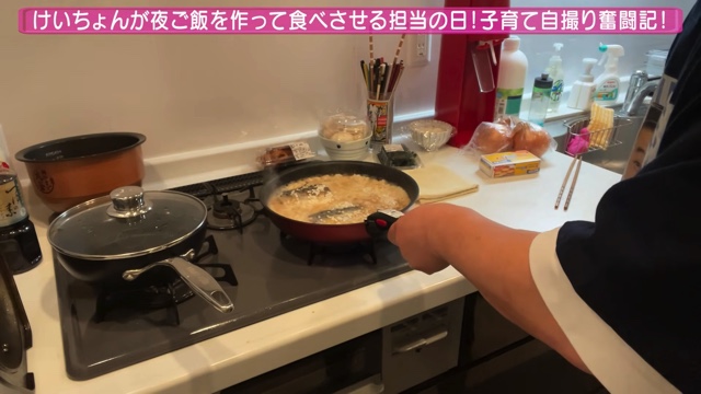 長女の食事を作る山本圭壱