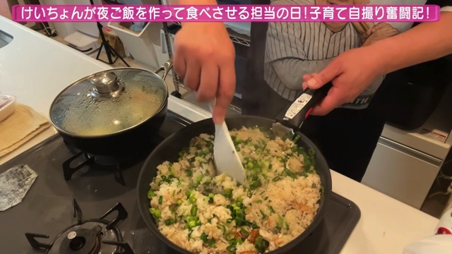 長女の食事を作る山本圭壱