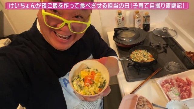 長女の食事を作る山本圭壱