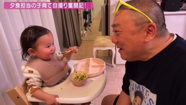 長女の食事を作る山本圭壱