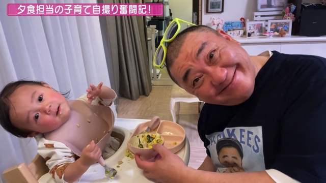 長女の食事を作る山本圭壱