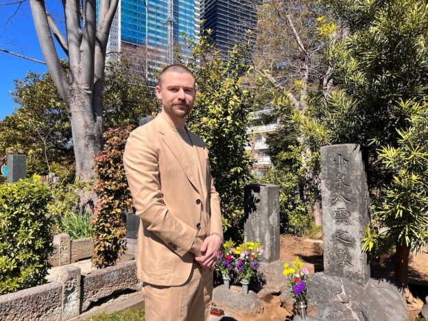 トミー・バストウ、小泉八雲の墓前で感謝と決意を語る　「芸術の持つ“時を超える力”を実感」