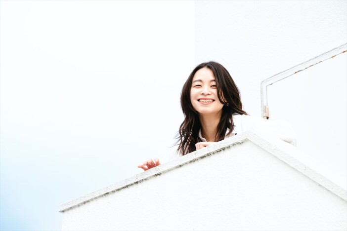 片平里菜、2023年リリースのアルバムより「ロックバンドがやってきた」「風の吹くまま」がアナログ化