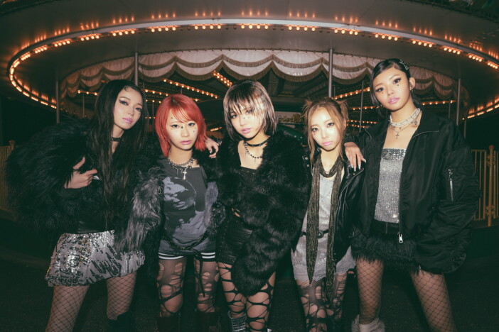 MYERA、最新曲「Crushproof!」MV公開　ANNA SUIリップスティックとのコラボにちなんだ演出も