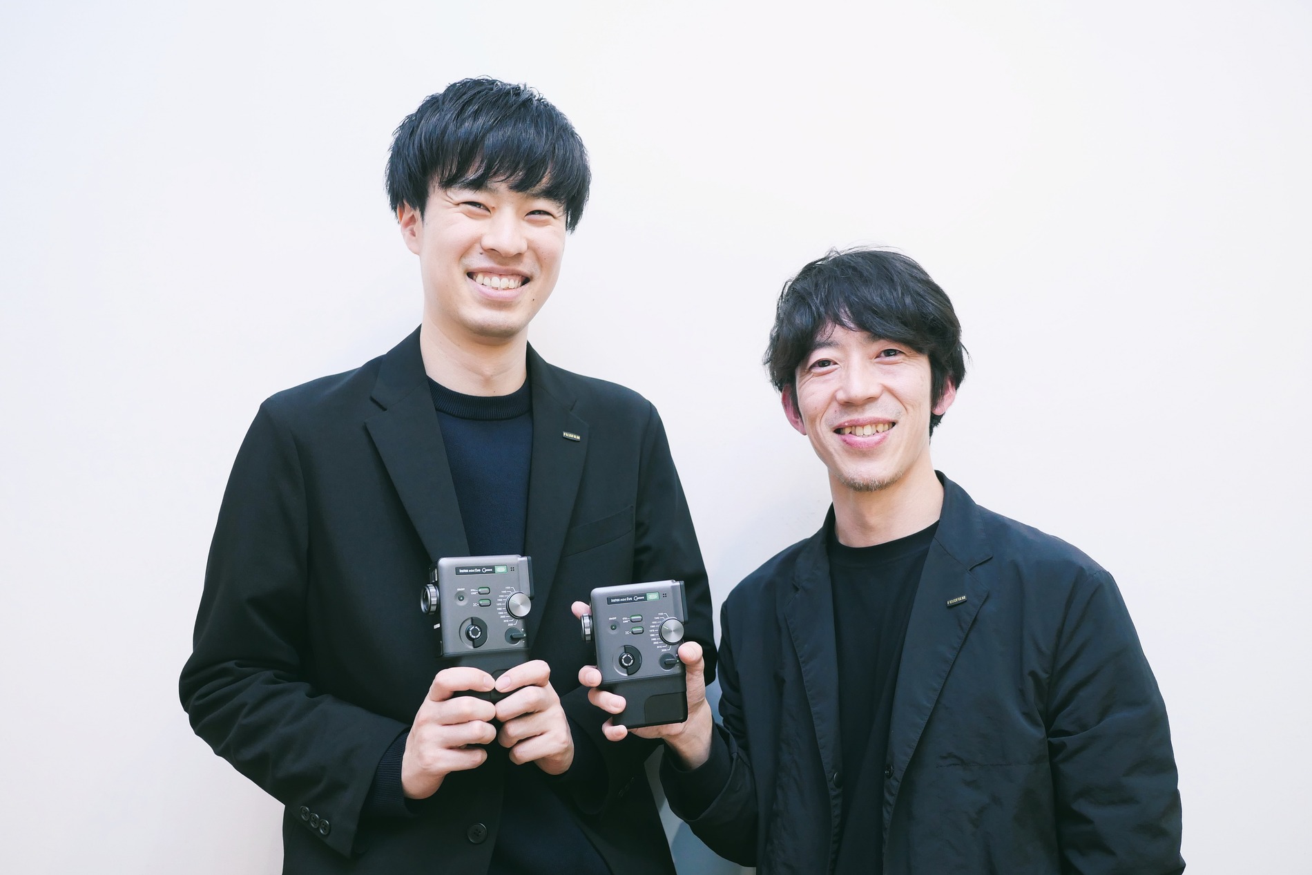 左／富士フイルム イメージングソリューション事業部 コンシューマーイメージング グループの嶋泰寿氏。右／同デザインセンター プロダクトデザイングループ チーフデザイナーの髙橋慶一郎氏