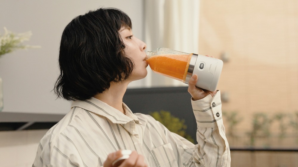 『コードレス ソロブレンダー』直接飲む様子