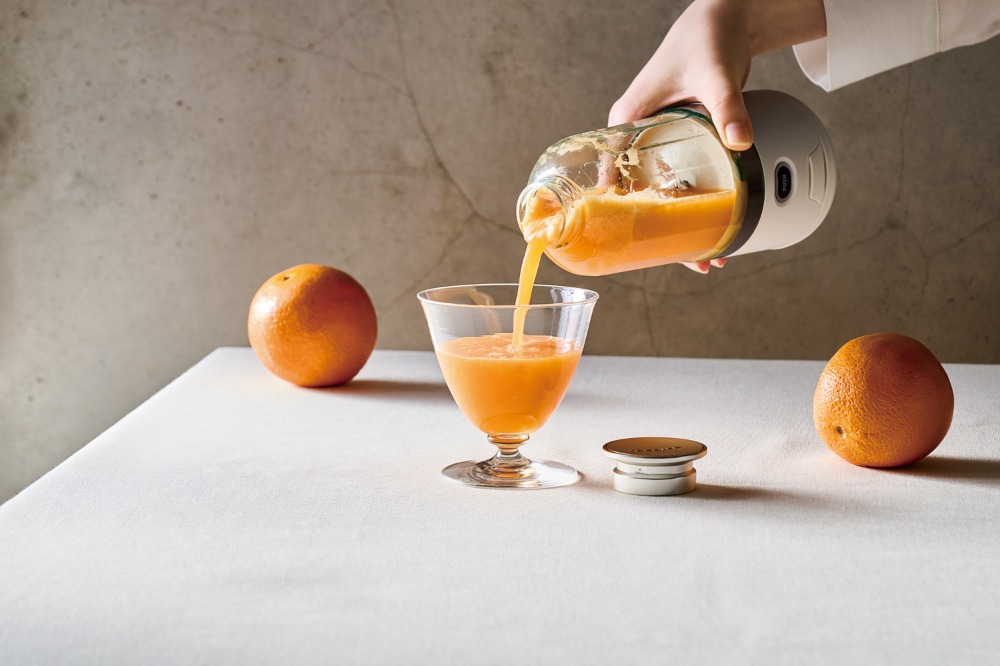 『コードレス ソロブレンダー』注いでいるイメージ