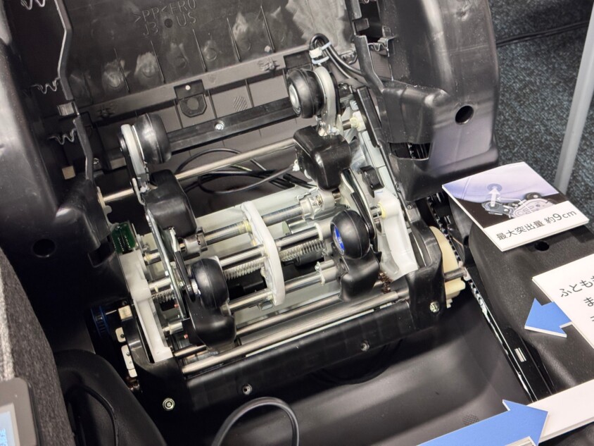 「EP-MA110」の背もたれを外してもみ玉などを露出した状態