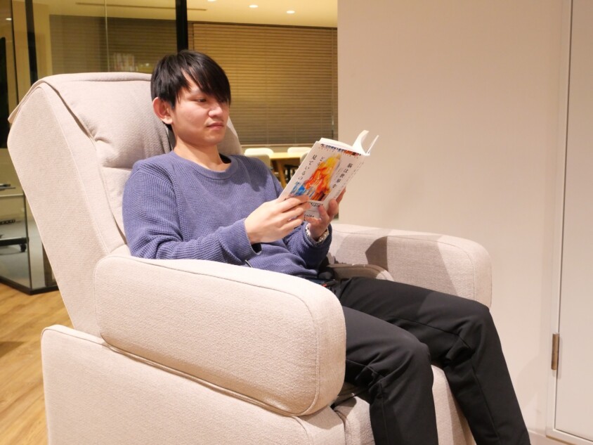 本を読んでいる様子