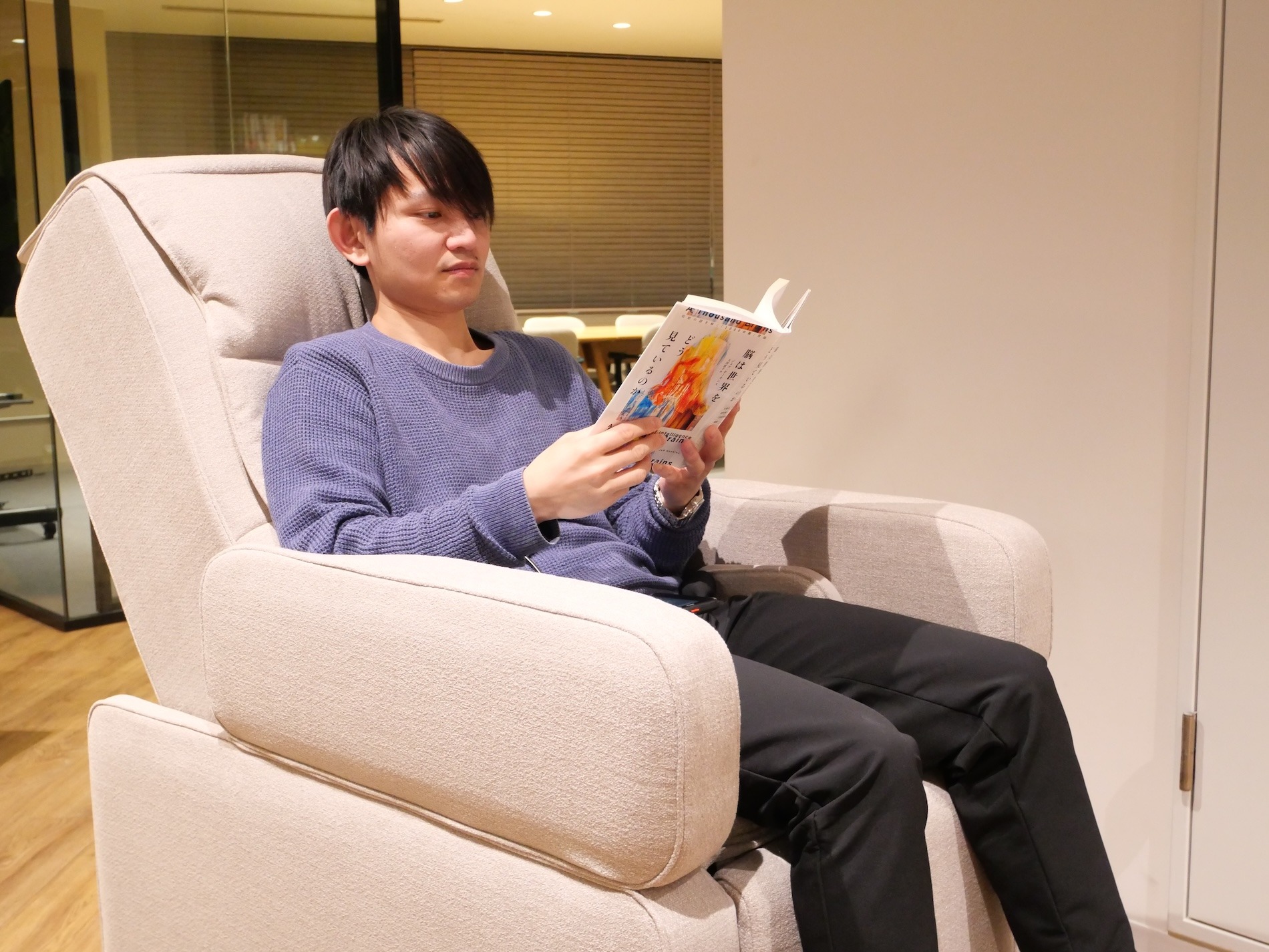 本を読んでいる様子